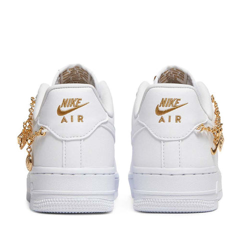 NIKE AIR FORCE1 WMNS TRIPLE WHITE PENDANT LX -