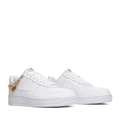 NIKE AIR FORCE1 WMNS TRIPLE WHITE PENDANT LX -