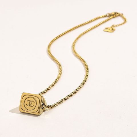 Fragrance/three-sided three-dimensional letter necklace