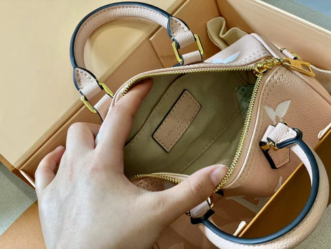 2022  V handbag--75