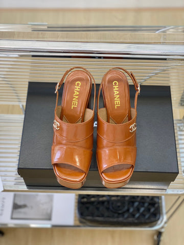 2023 Showcase platform sandals with a platform sole-S51