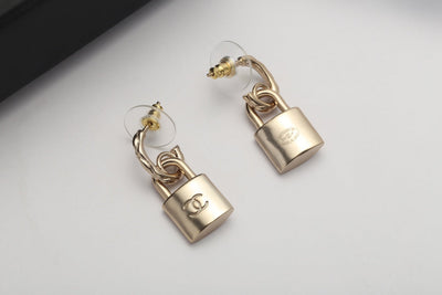 C h earrings