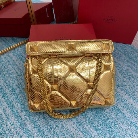 V Garavani Roman Stud gold 28x20x12cm