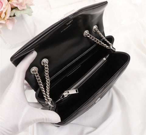 Classic chain handbag