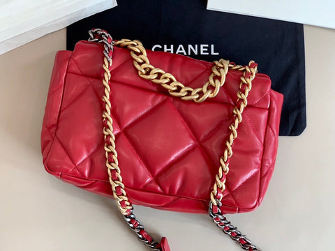 C red handbag