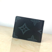 L v wallet  11.5 x 9 x 1.5 cm