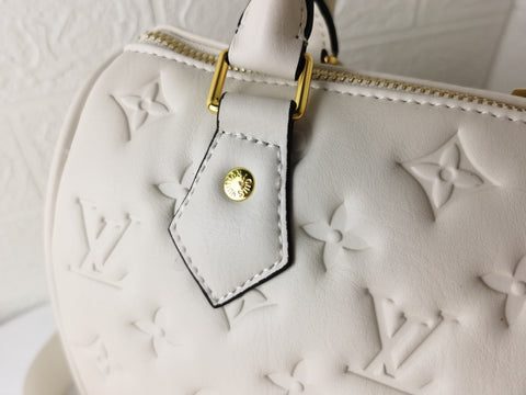 new white handbag 22.0 x 13.0 x 17.0 cm