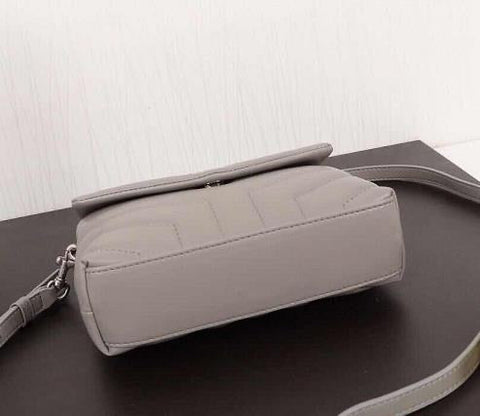 Handbag in  gray /silver color