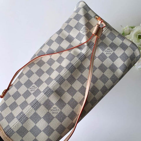 L v neverfull white