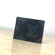 L v wallet  11.5 x 9 x 1.5 cm