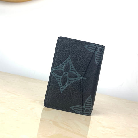 L v wallet : 8 x 11 x 1 cm