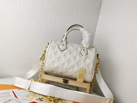 new white handbag 22.0 x 13.0 x 17.0 cm